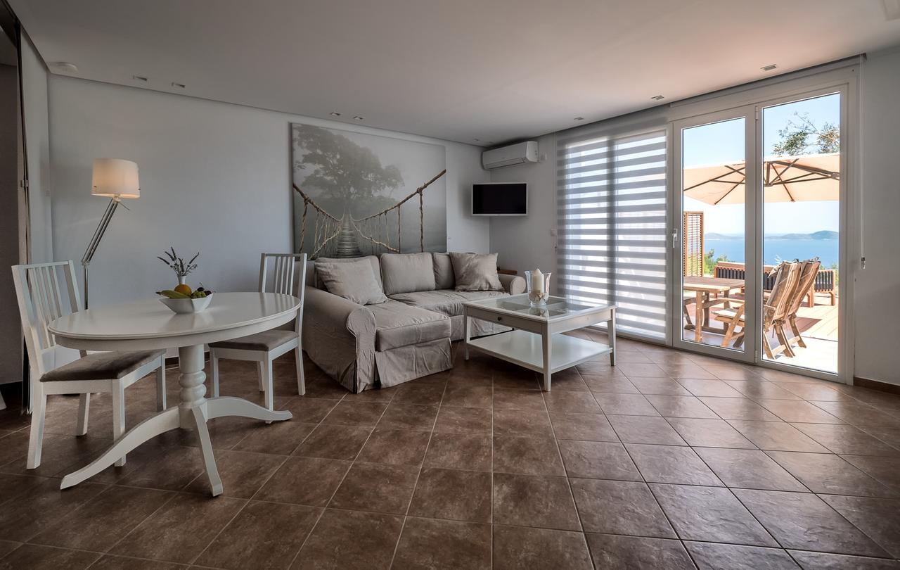 The Infinity 180 Luxury Suites Milia Екстериор снимка